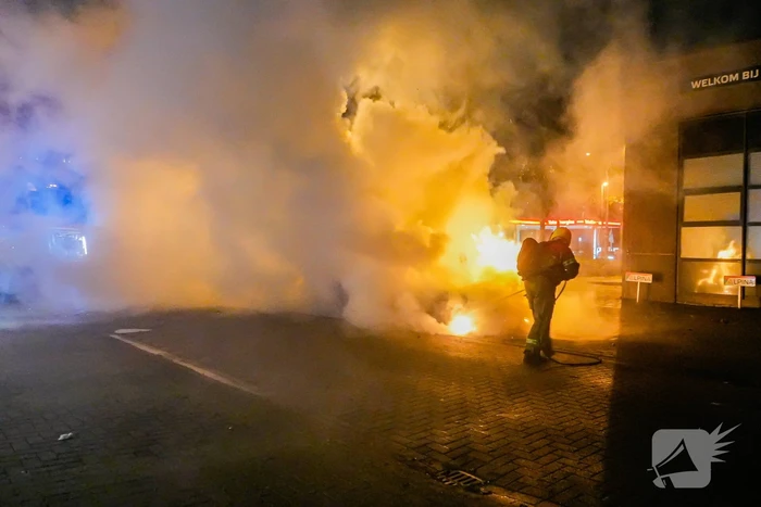 Brandweer blust brandende auto