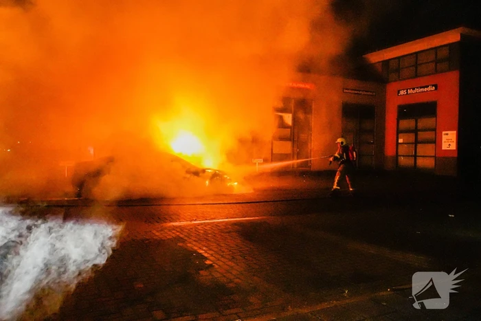 Brandweer blust brandende auto
