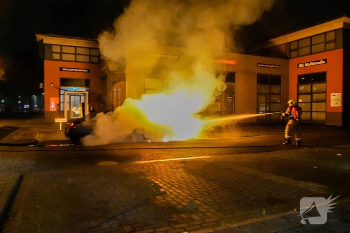 Brandweer blust brandende auto