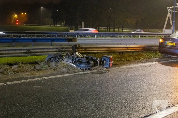 Motorrijder gaat onderuit