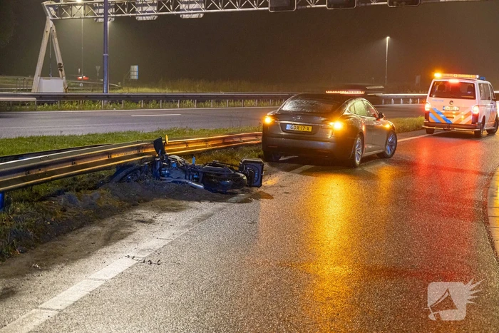Motorrijder gaat onderuit