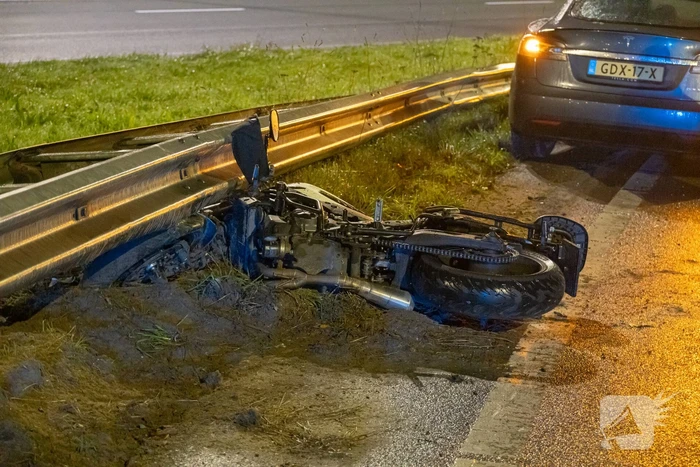 Motorrijder gaat onderuit