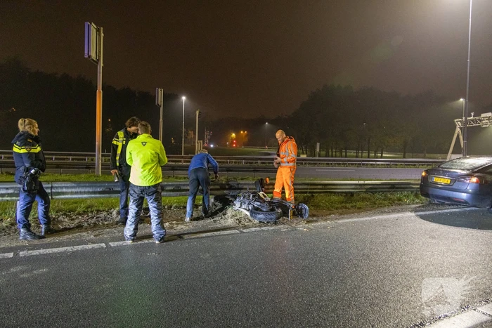 Motorrijder gaat onderuit
