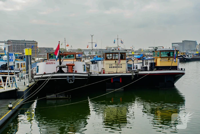 Brandende houtkachel zorgt voor melding scheepsbrand