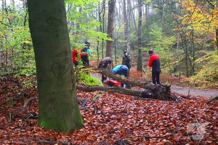 Mountainbiker gaat onderuit, boswachter brengt ambulancepersoneel naar slachtoffer