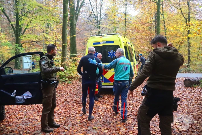 Mountainbiker gaat onderuit, boswachter brengt ambulancepersoneel naar slachtoffer