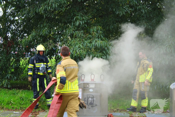 Veel rookontwikkeling bij brand in ondergrondse container