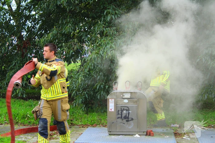 Veel rookontwikkeling bij brand in ondergrondse container