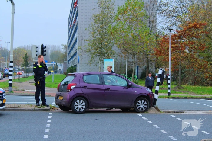 Automobilist klapt op paal