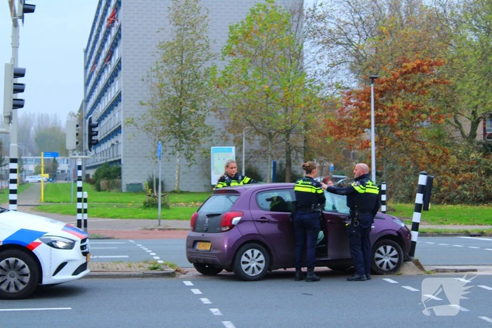 Automobilist klapt op paal