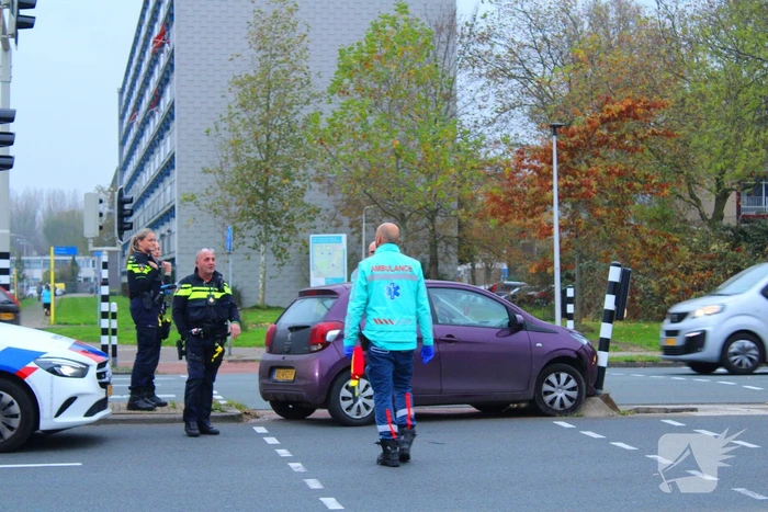 Automobilist klapt op paal