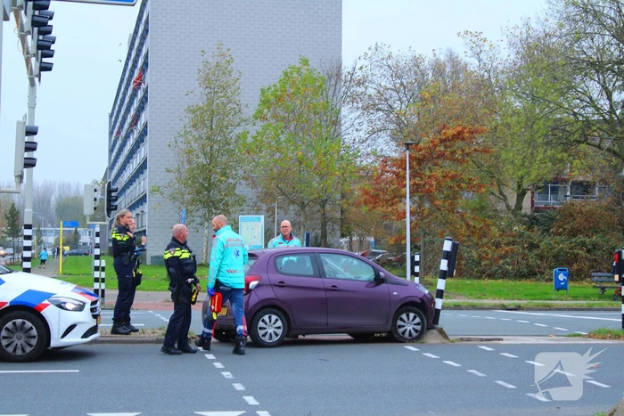 Automobilist klapt op paal