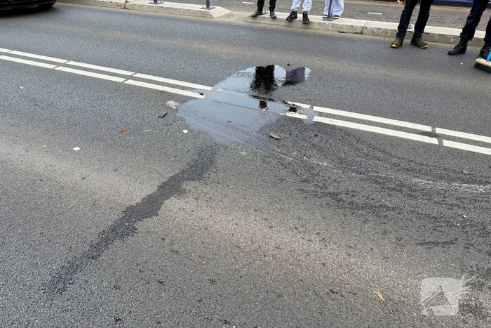 Auto botst op brugreling