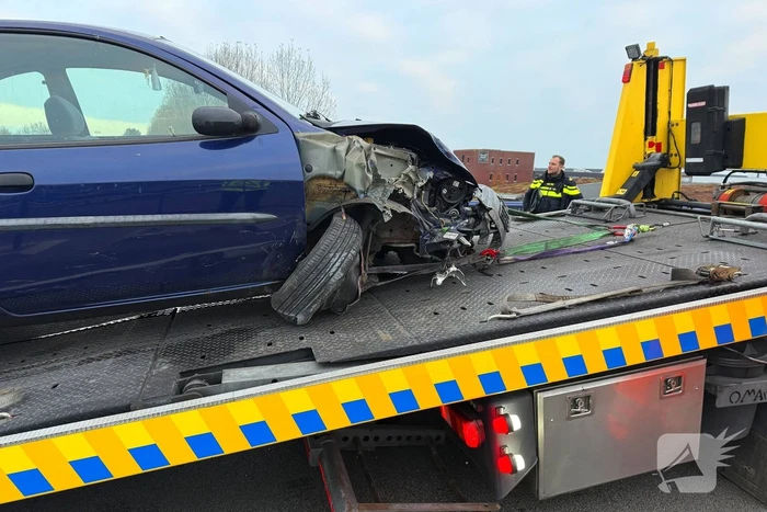 Auto botst op brugreling