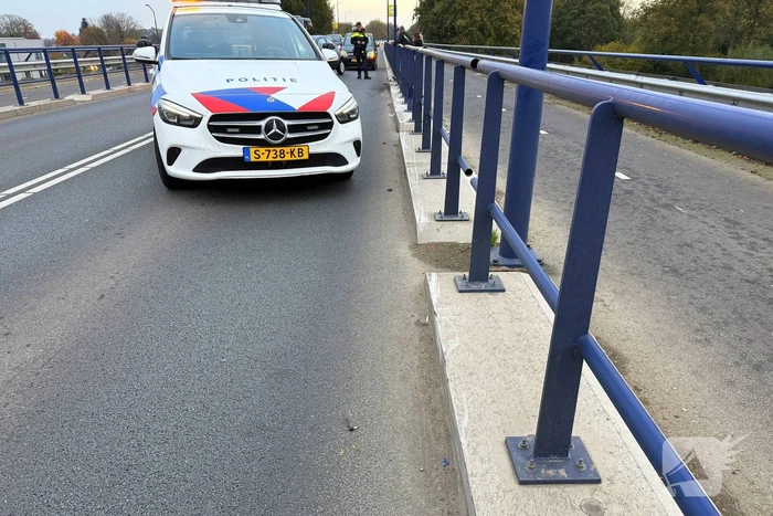 Auto botst op brugreling