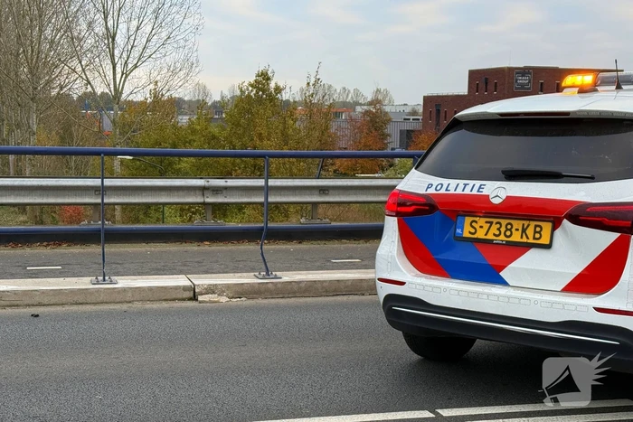 Auto botst op brugreling