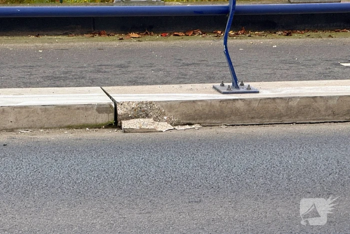 Auto botst op brugreling