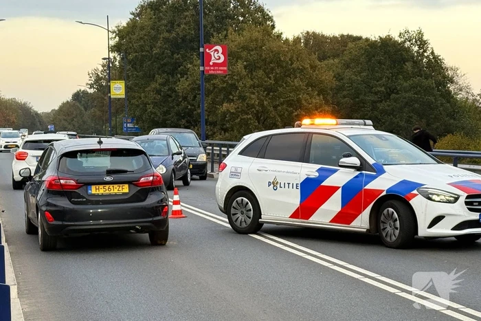 Auto botst op brugreling
