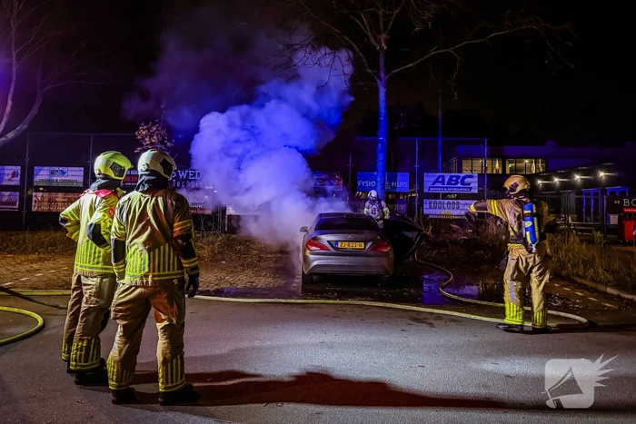 Geparkeerde auto vliegt in brand