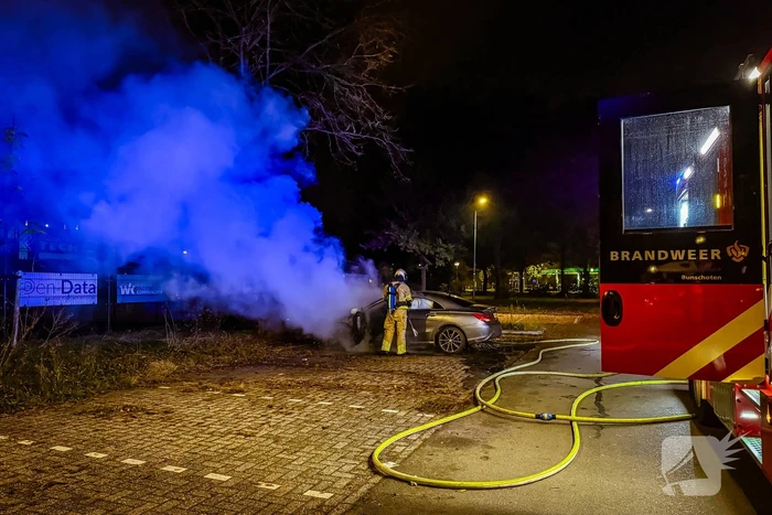 Geparkeerde auto vliegt in brand