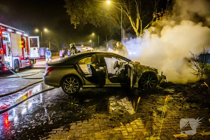Geparkeerde auto vliegt in brand
