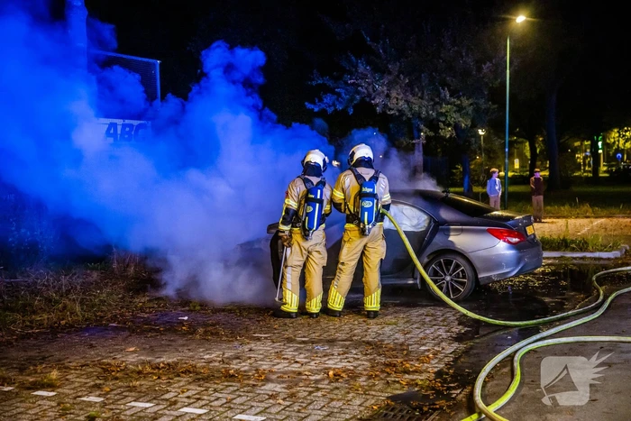 Geparkeerde auto vliegt in brand