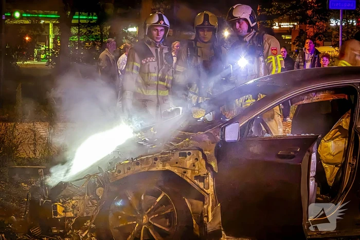 Geparkeerde auto vliegt in brand