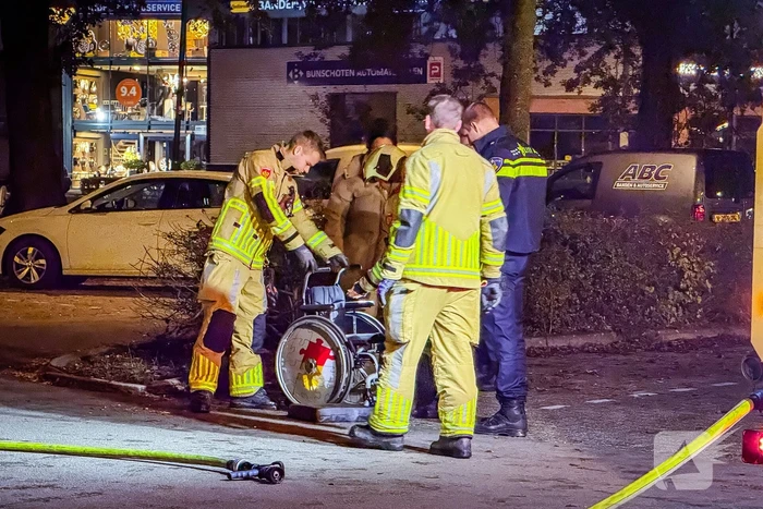 Geparkeerde auto vliegt in brand