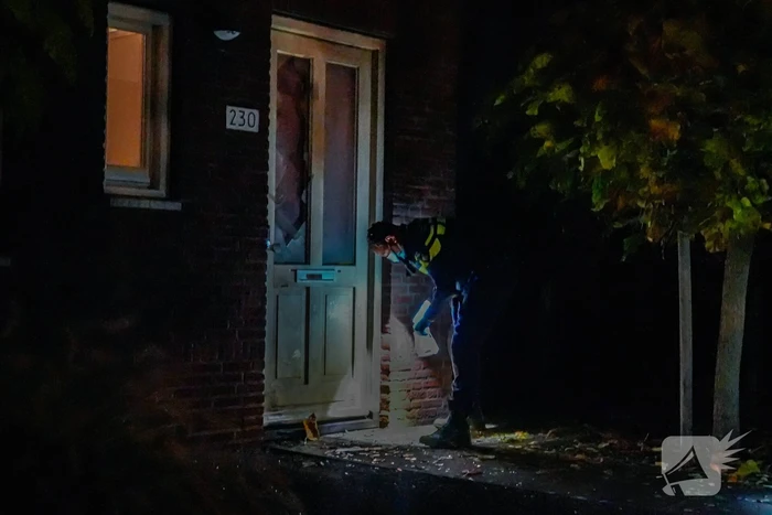 Veel schade aan voordeur door explosie