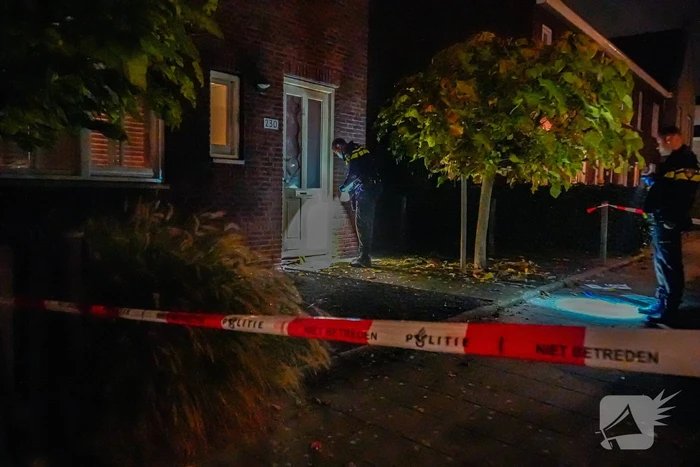 Veel schade aan voordeur door explosie