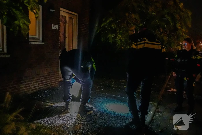 Veel schade aan voordeur door explosie