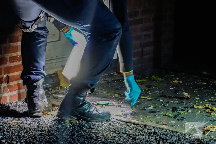 Veel schade aan voordeur door explosie