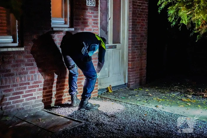 Veel schade aan voordeur door explosie
