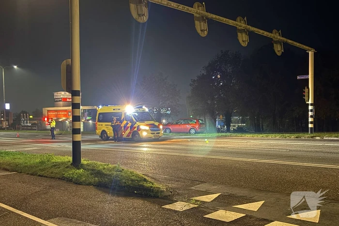 Bestuurder verliest macht over stuur en klapt op lantaarnpaal