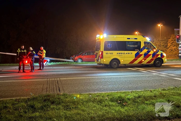 Bestuurder verliest macht over stuur en klapt op lantaarnpaal
