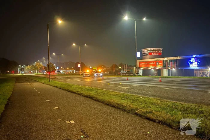 Bestuurder verliest macht over stuur en klapt op lantaarnpaal