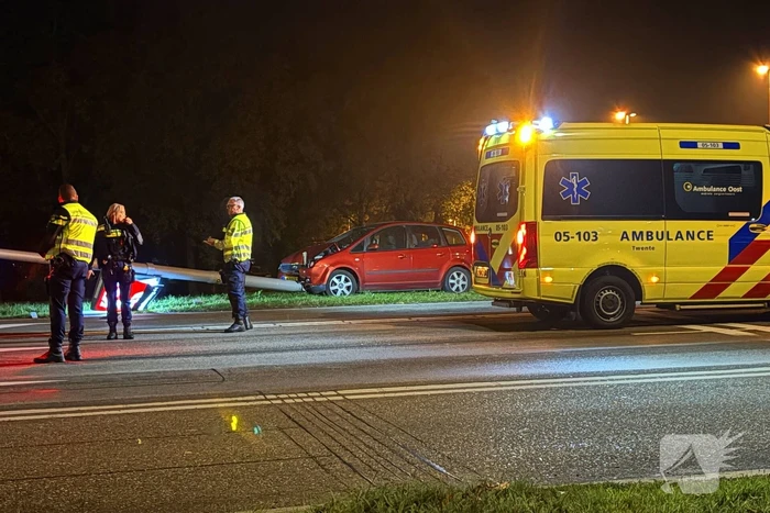 Bestuurder verliest macht over stuur en klapt op lantaarnpaal