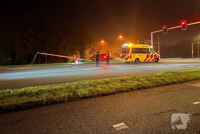 Bestuurder verliest macht over stuur en klapt op lantaarnpaal