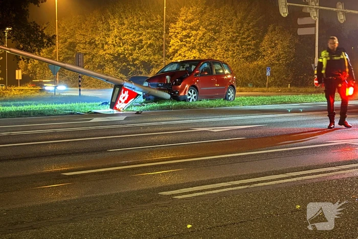 Bestuurder verliest macht over stuur en klapt op lantaarnpaal