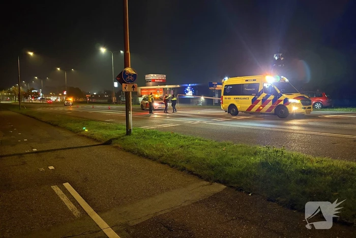 Bestuurder verliest macht over stuur en klapt op lantaarnpaal