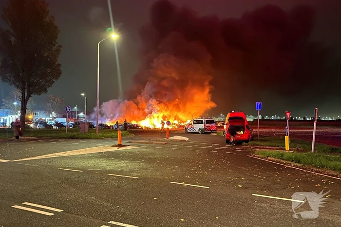 Meerdere voertuigen uitgebrand bij zeer grote brand