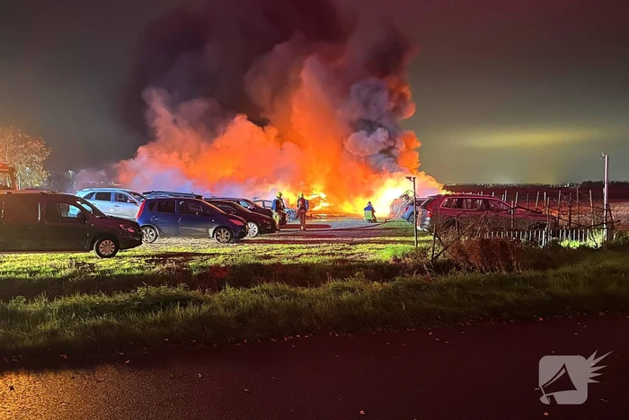 Meerdere voertuigen uitgebrand bij zeer grote brand