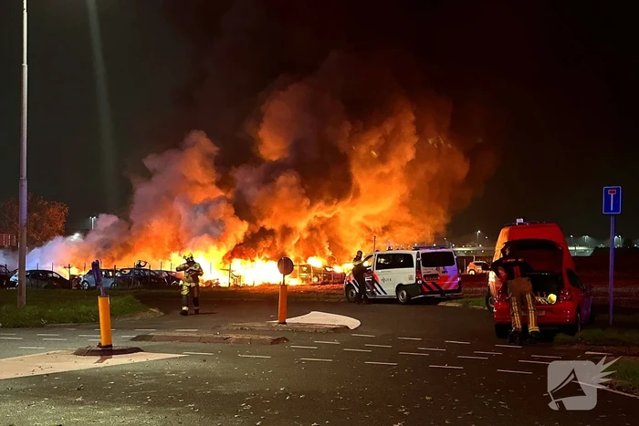 Meerdere voertuigen uitgebrand bij zeer grote brand