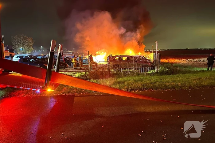 Meerdere voertuigen uitgebrand bij zeer grote brand