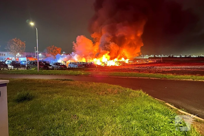 Meerdere voertuigen uitgebrand bij zeer grote brand