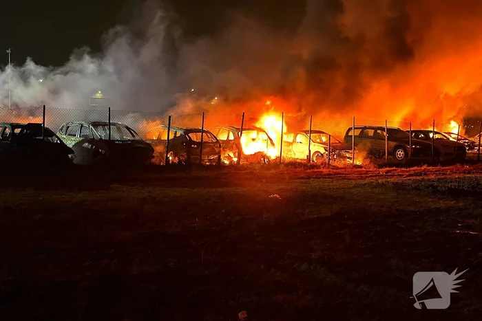 Meerdere voertuigen uitgebrand bij zeer grote brand