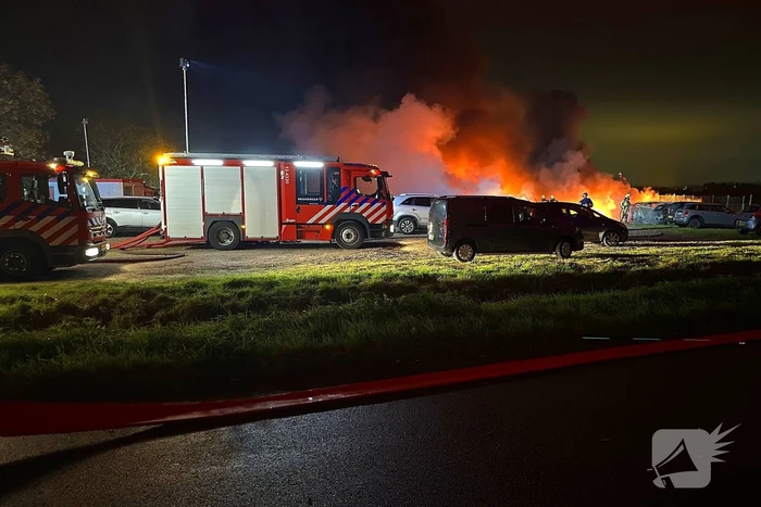 Meerdere voertuigen uitgebrand bij zeer grote brand