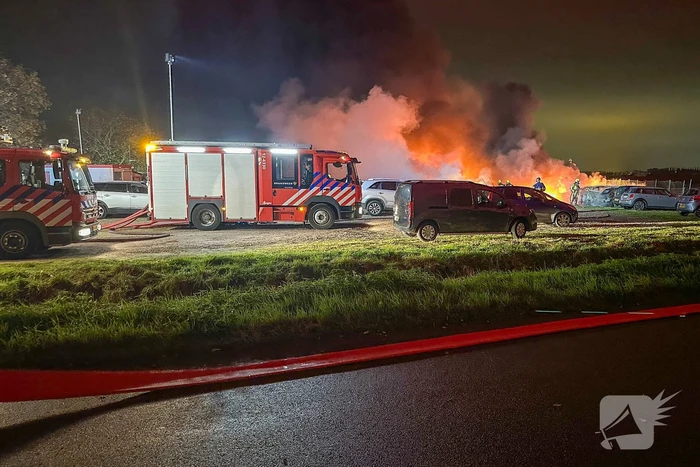 Meerdere voertuigen uitgebrand bij zeer grote brand