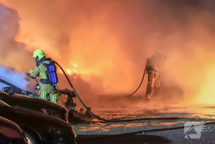 Meerdere voertuigen uitgebrand bij zeer grote brand