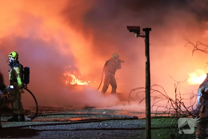 Meerdere voertuigen uitgebrand bij zeer grote brand